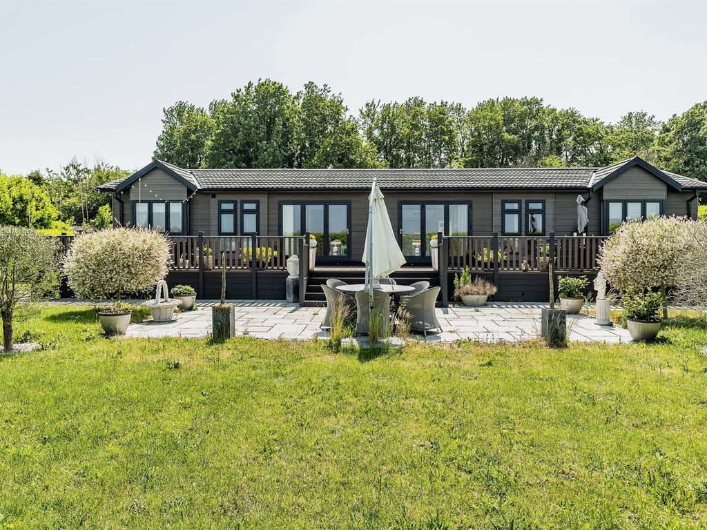 4 bed mobile/park home for sale in Well Street, East Malling, West