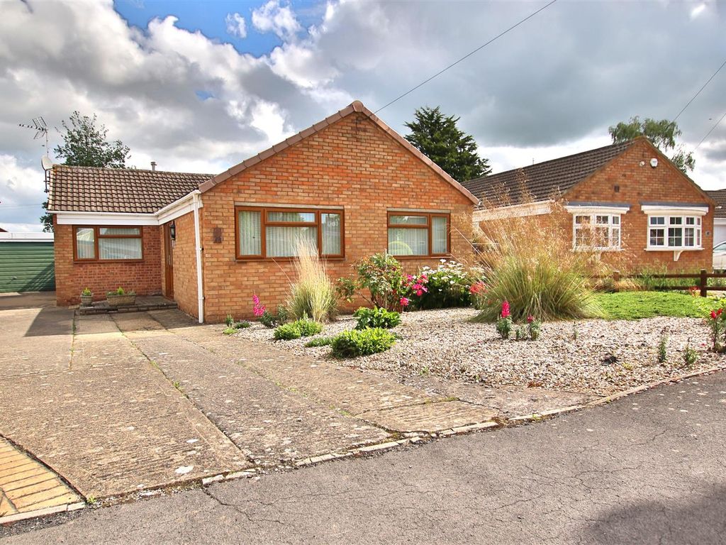 3 bed bungalow for sale in Thistle Downs, Northway, Tewkesbury GL20, £