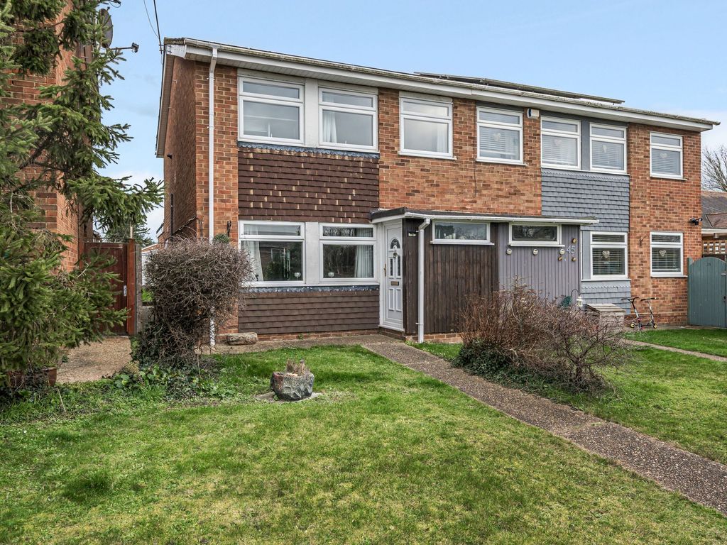 3 bed semidetached house for sale in Cornwall Gardens, Rochford SS4, £