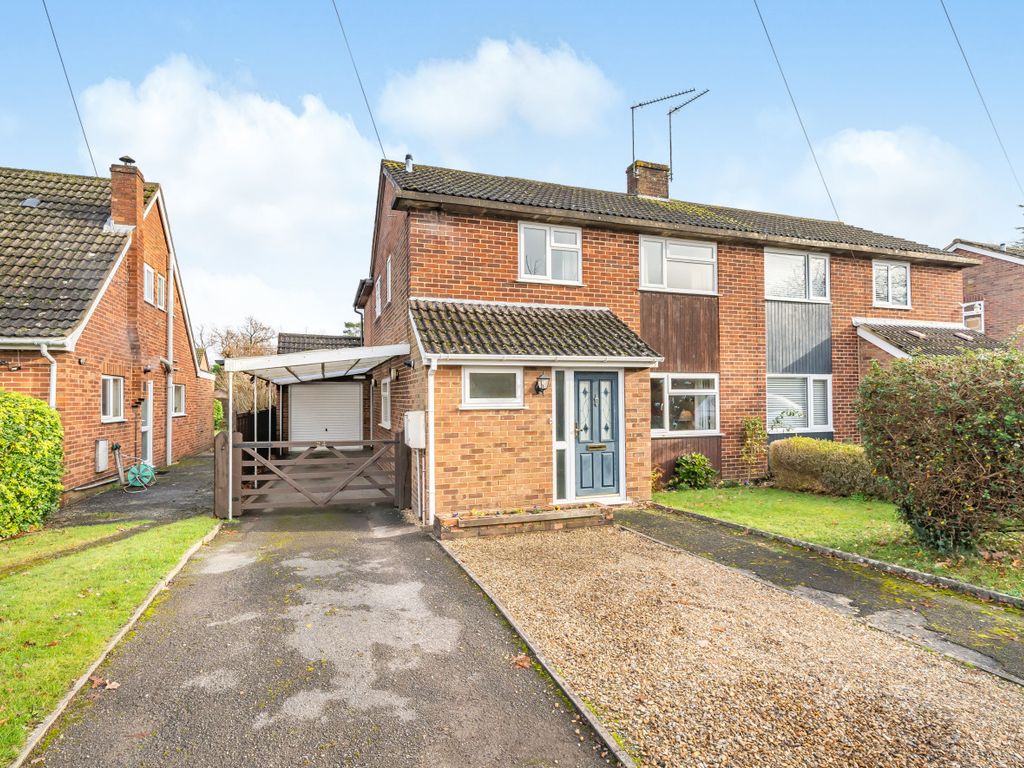 4 bed semidetached house for sale in Stephens Road, Mortimer Common