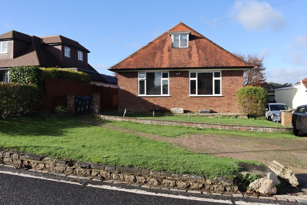 4 bed detached bungalow to rent in Woodplace Lane, Coulsdon CR5 Zoopla