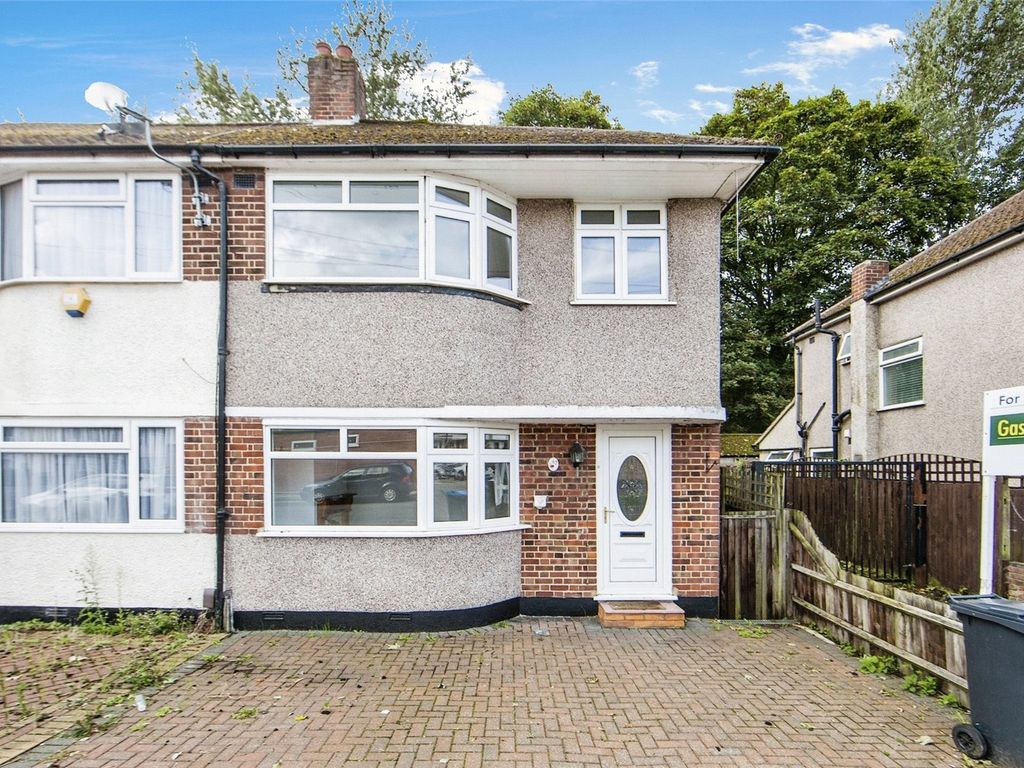 3 bed end terrace house for sale in Riverside Drive, Mitcham CR4, £