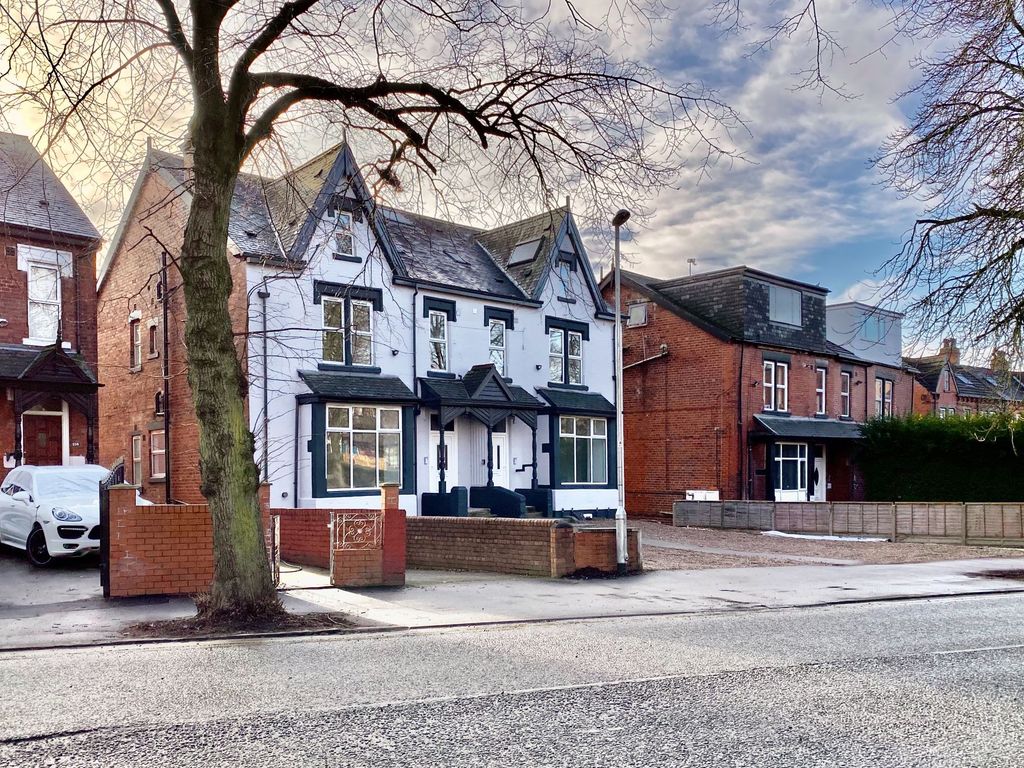 2 bed flat for sale in Harehills Avenue, Chapel Allerton, Leeds LS8, £