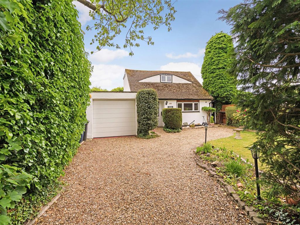 3 bed detached bungalow for sale in Northern Woods, Flackwell Heath