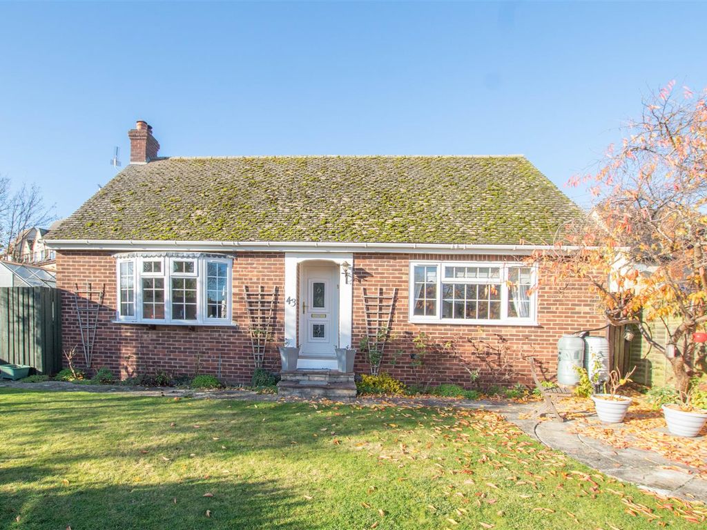 2 bed detached bungalow for sale in North Street, Steeple Bumpstead