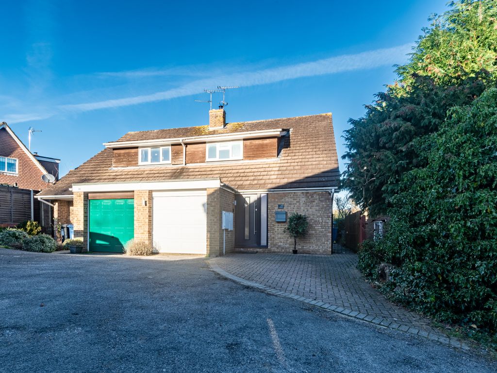 3 bed semidetached house for sale in Cornfields, Yateley, Hampshire