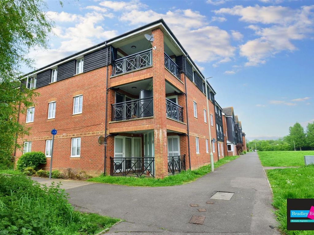 2 bed flat for sale in Richard Hilary Close, Willesborough, Ashford