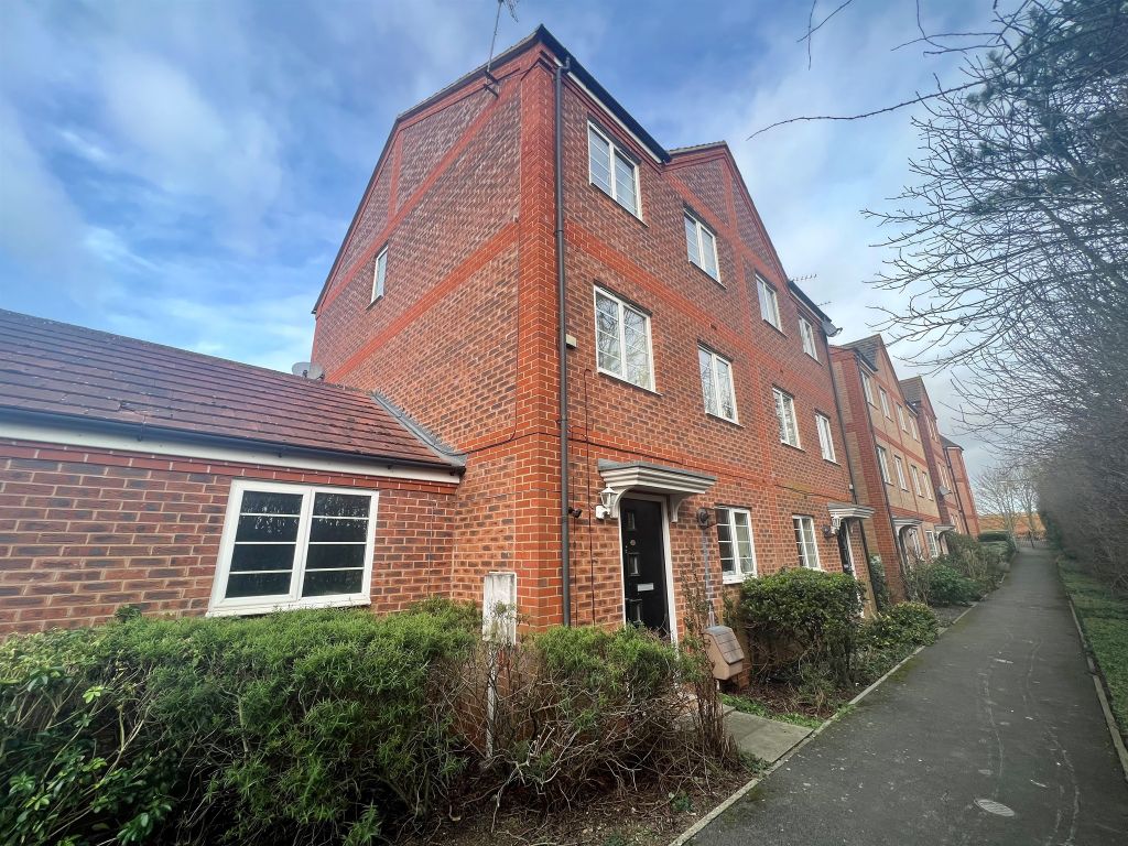 4 bed town house for sale in Newport Pagnell Road, Wootton, Northampton