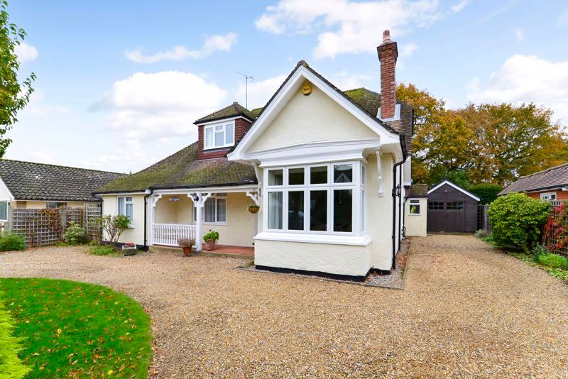 3 bed detached house for sale in Avenue Road, Cranleigh GU6, £925,000
