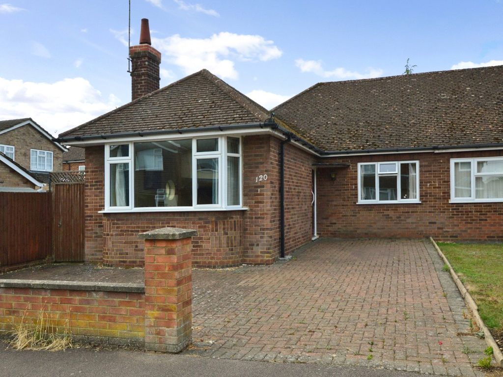 3 bed bungalow for sale in Leafields, Houghton Regis, Dunstable