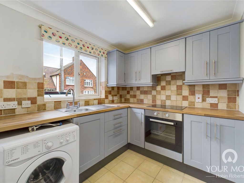 3 bed semidetached house to rent in Rock Road, Finedon, Wellingborough