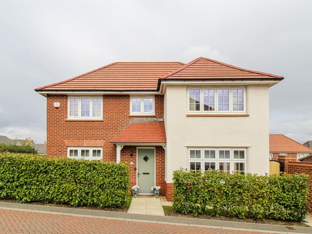 4 bed detached house for sale in Fountains Close, Wakefield WF1, £