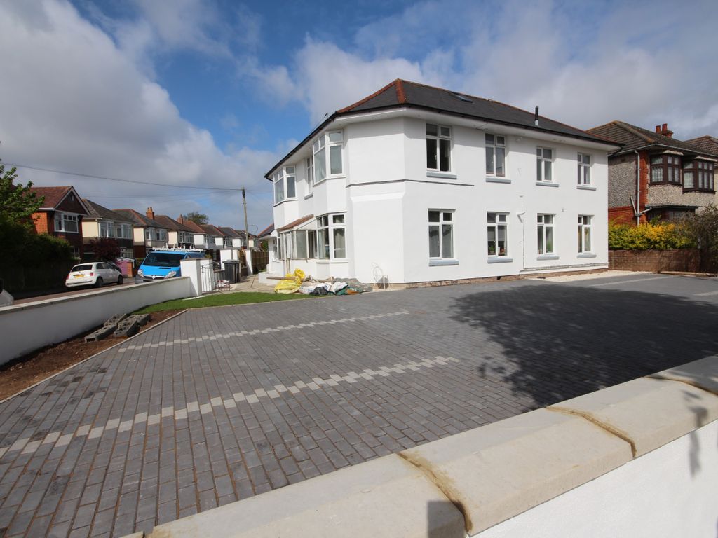 3 bed flat to rent in Charminster Avenue, Bournemouth BH9, £1,300 pcm