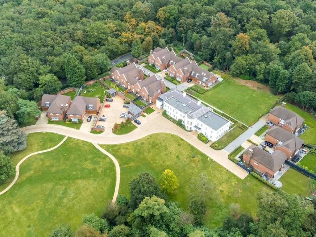 4 bed semidetached house for sale in West Common Road, Hayes, Bromley