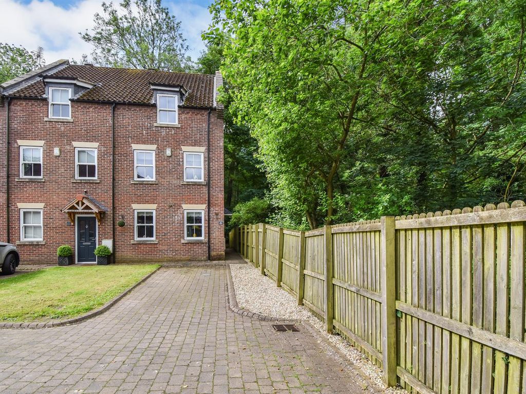 4 bed end terrace house for sale in Woodlands Gardens, Scunthorpe DN17