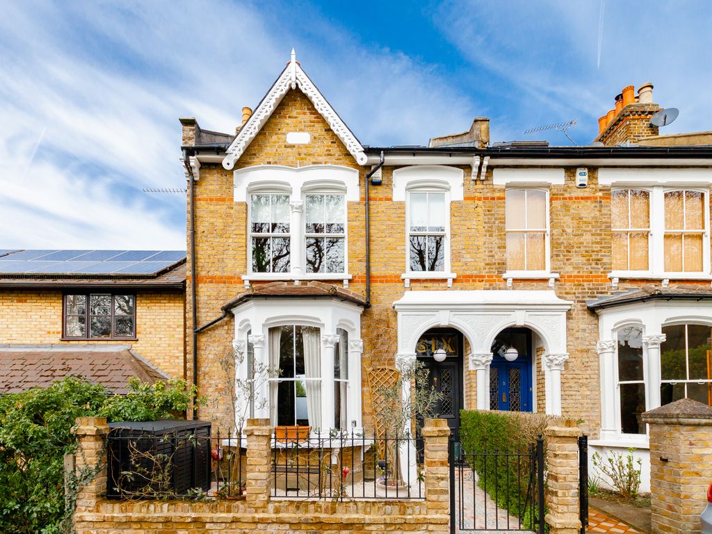 4 bed semidetached house for sale in Osborne Road, Buckhurst Hill IG9