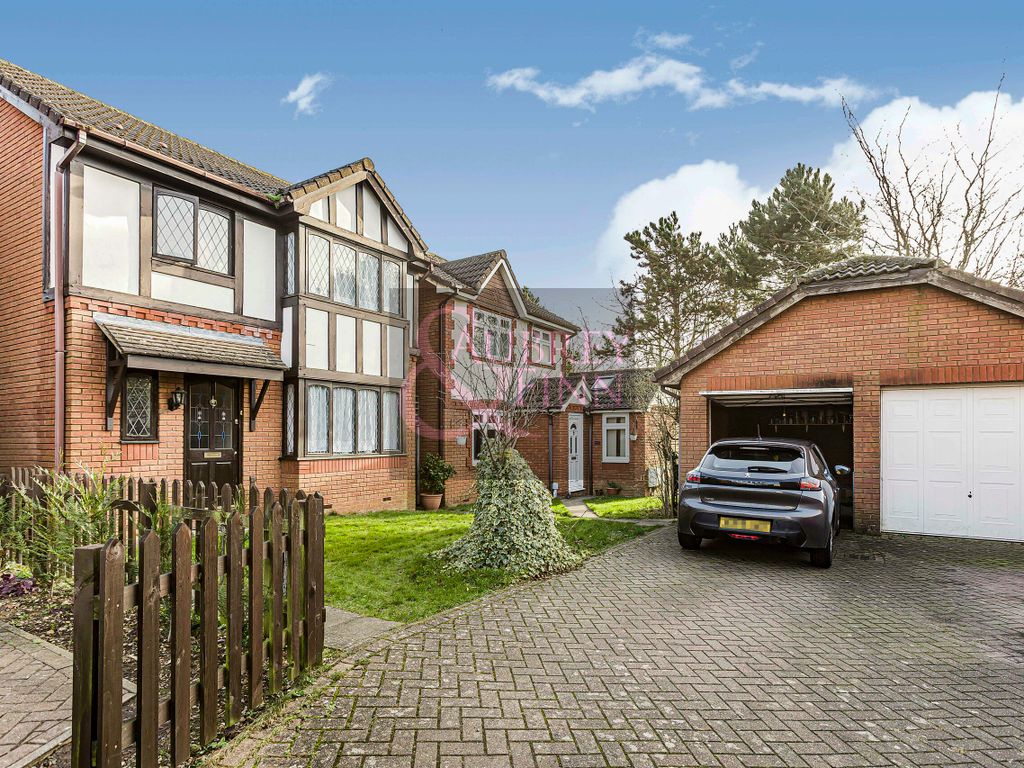 3 bed detached house for sale in Kenilworth Close, Jarmans Park, Hemel