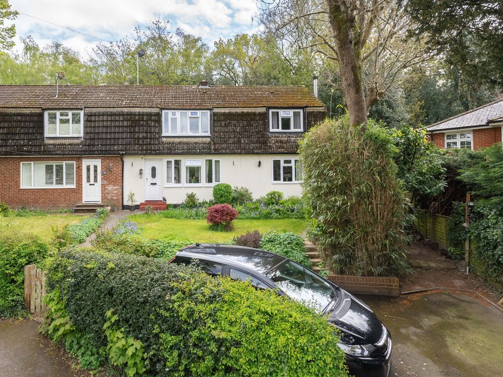 4 bed semidetached house for sale in Springfield Road, Westcott