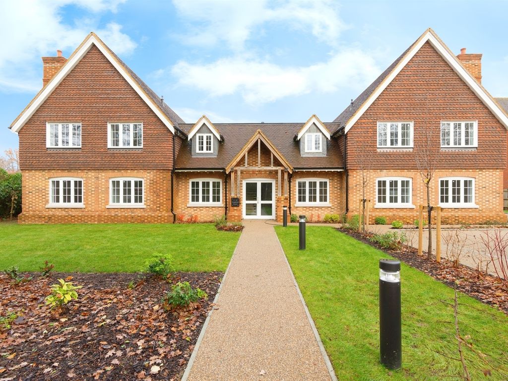 New home, 3 bed flat for sale in Langshott, Horley RH6, £475,000 Zoopla