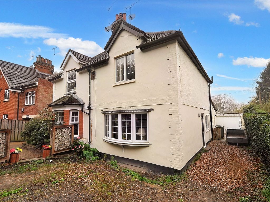 2 bed semidetached house to rent in Pirbright Road, Normandy