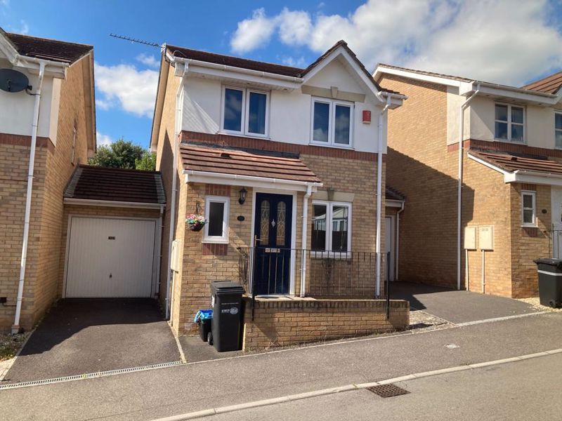 3 bed linkdetached house for sale in Akeman Close, Yeovil BA21, £