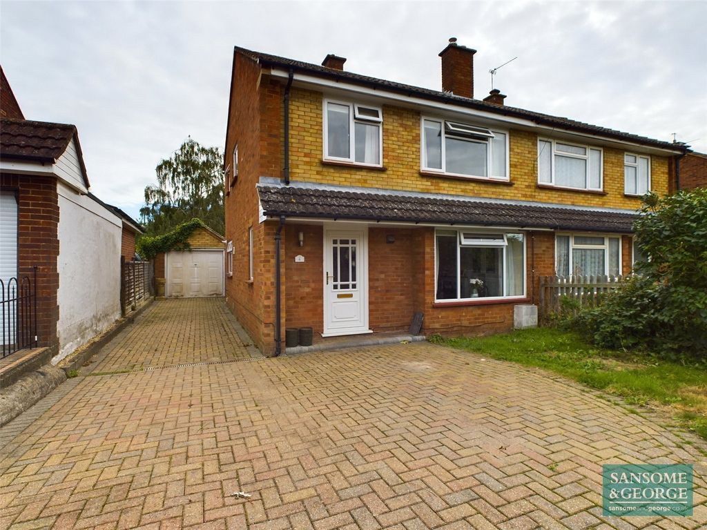 3 bed semidetached house for sale in Swains Road, Tadley, Hampshire