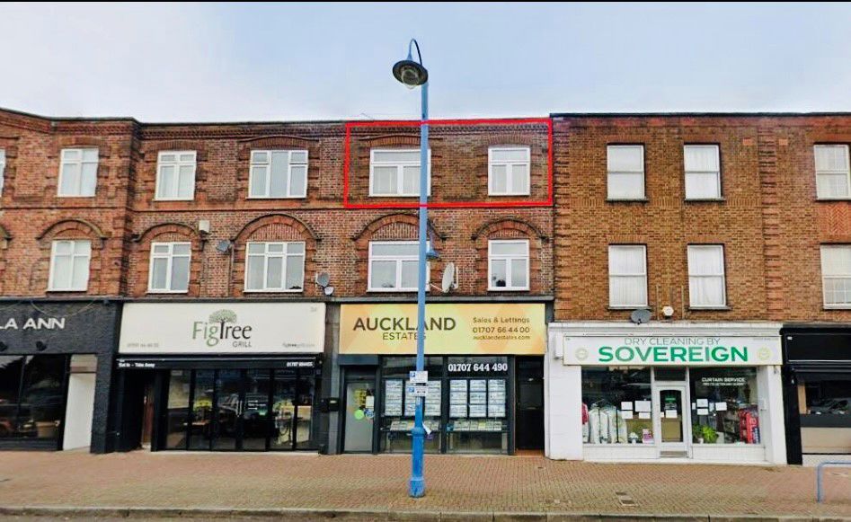 2 bed flat for sale in The Broadway, Darkes Lane, Potters Bar EN6, £