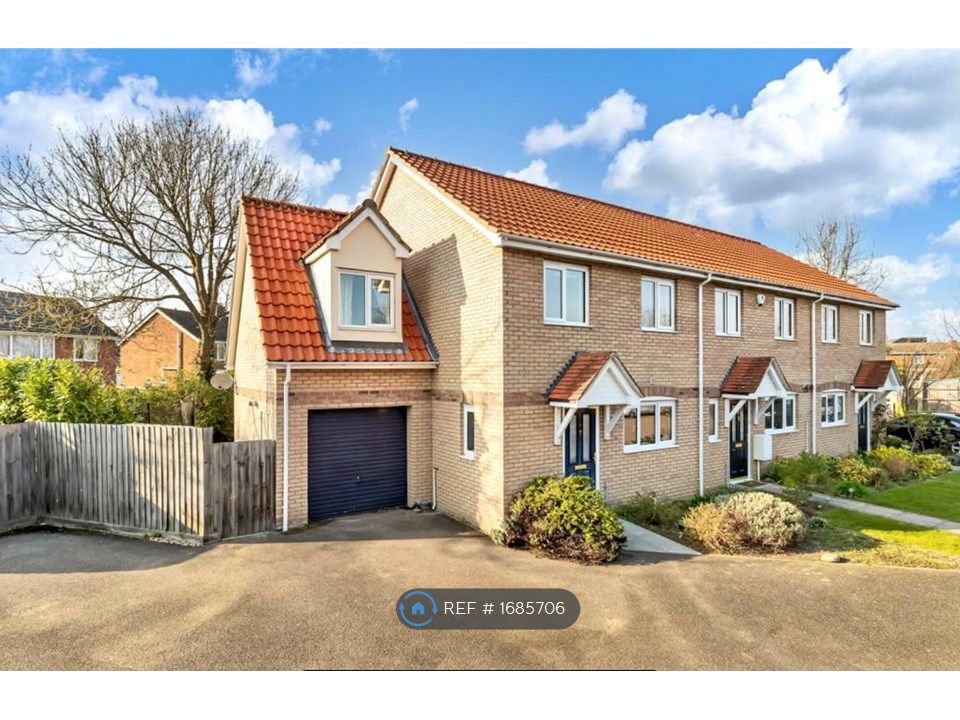 4 bed semidetached house to rent in Hawtreys, Comberton, Cambridge