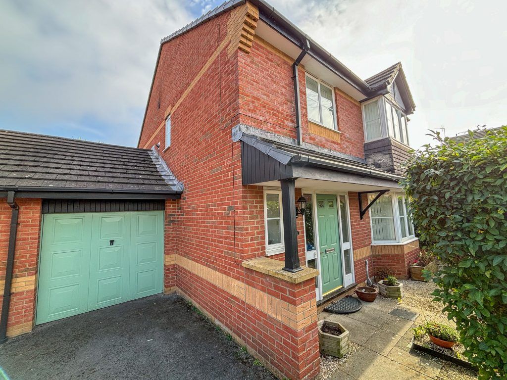 4 bed linkdetached house for sale in Fennel Way, Yeovil, Somerset BA22