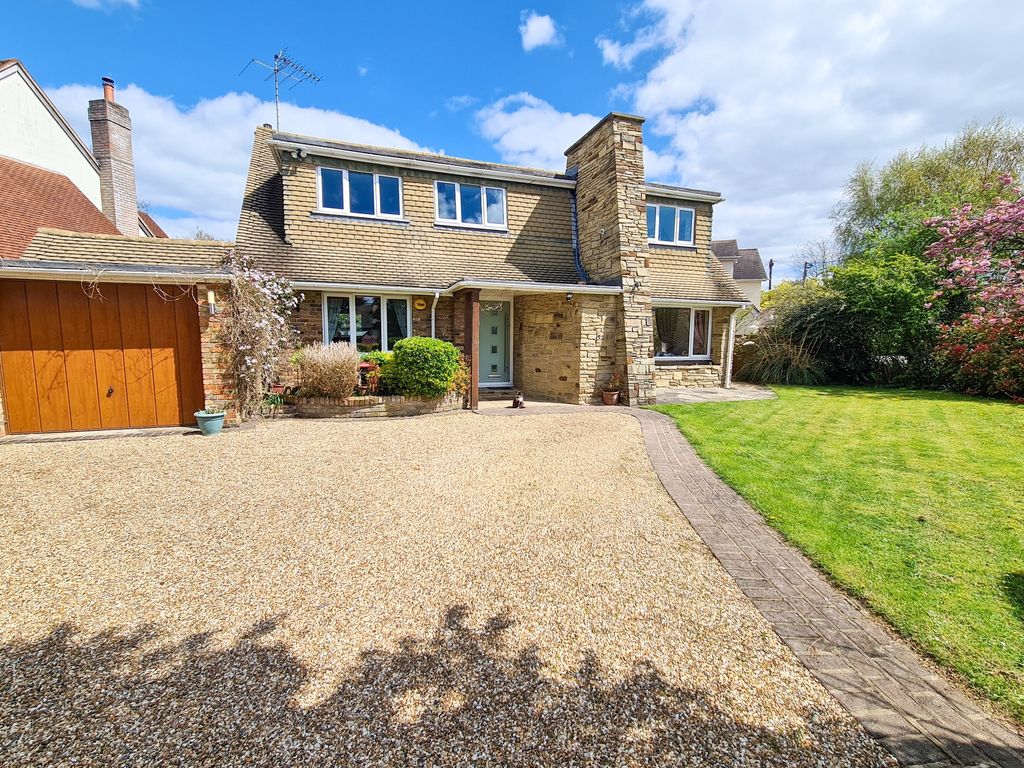 4 bed detached house for sale in The Avenue, Wraysbury, Staines TW19