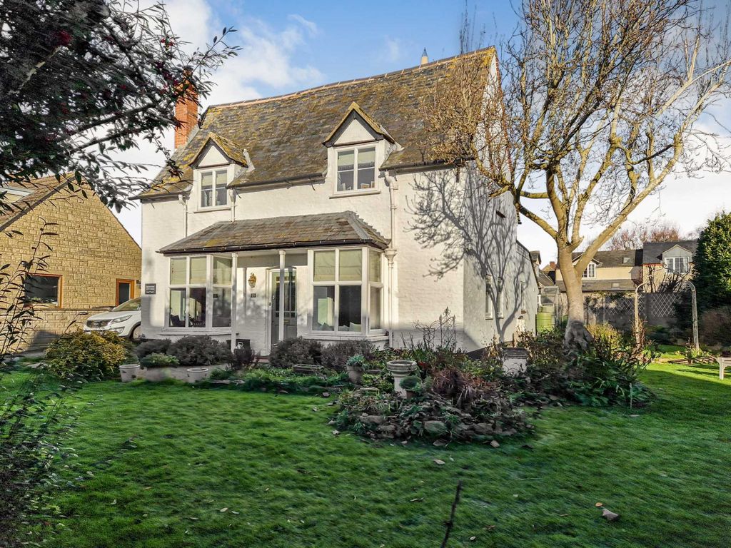 3 bed detached house for sale in St Margarets Road, Alderton