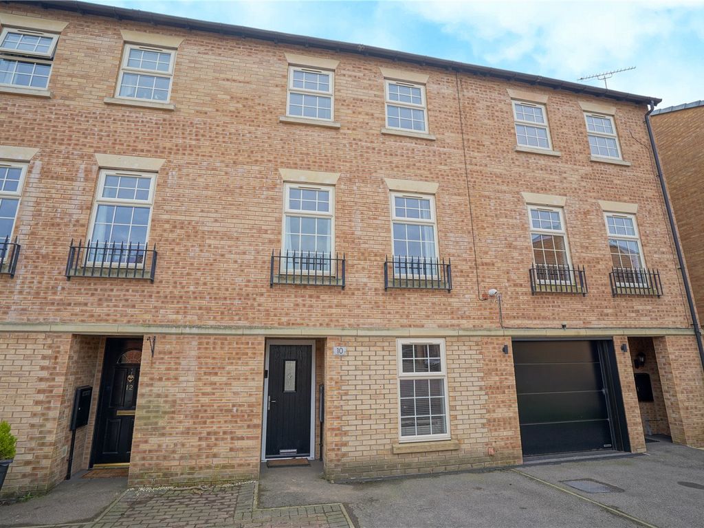 4 bed terraced house for sale in Parkin Court, Ravenfield, Rotherham