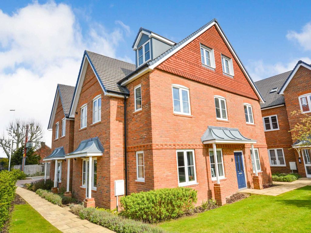 2 bed flat for sale in Amersham Road, Hazlemere, High HP15 Zoopla