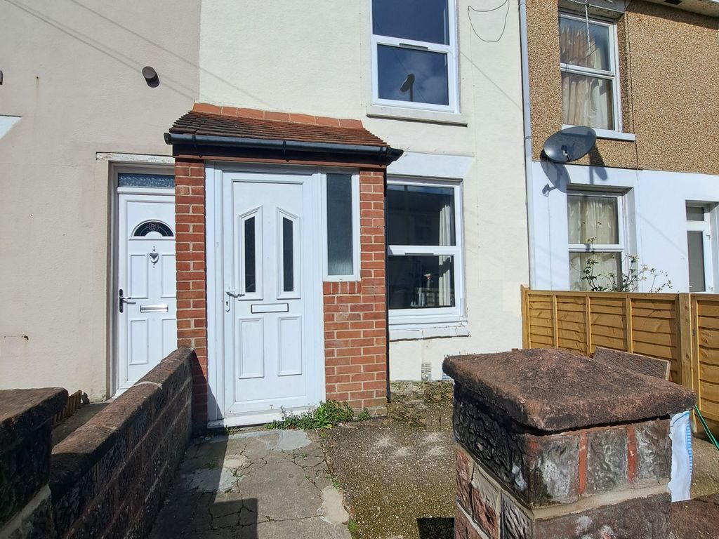 2 bed terraced house to rent in Bedford Street, Gosport PO12, £1,000