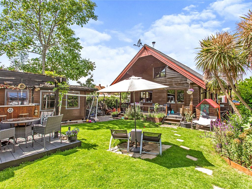 3 bed detached house for sale in Sutton Court Drive, Rochford, Essex SS4, £325,000 Zoopla