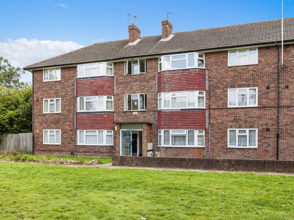 2 bed flat for sale in Bath Road, Slough UB4, £240,000 Zoopla