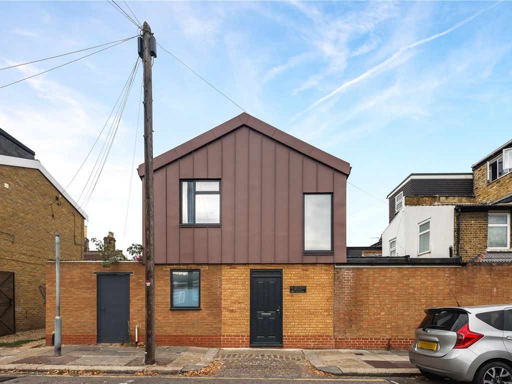 4 bed detached house to rent in St. Antonys Road, Forest Gate, London