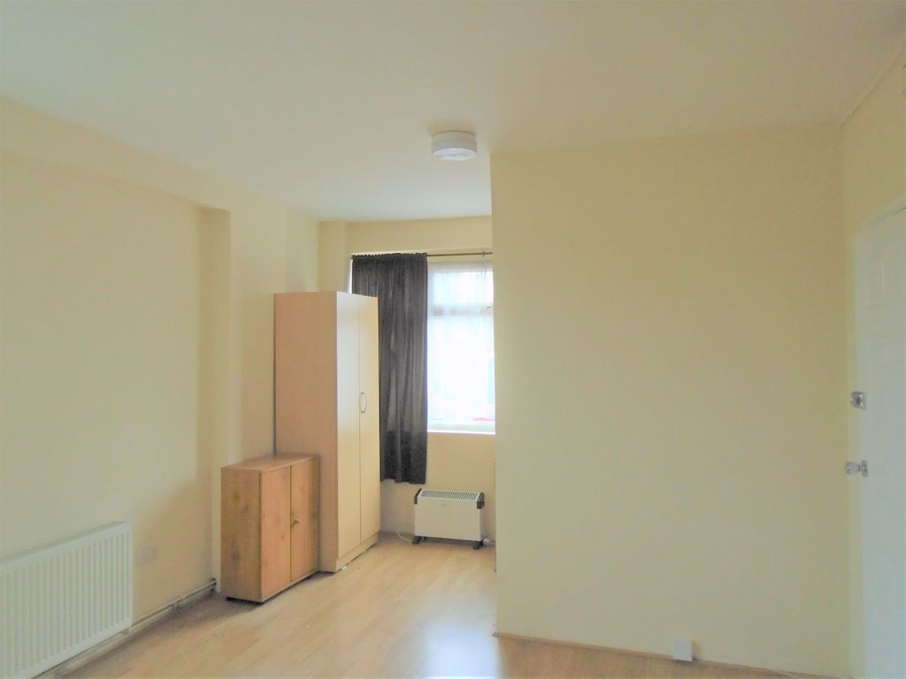 Studio to rent in United Drive, Feltham TW14, £725 pcm Zoopla
