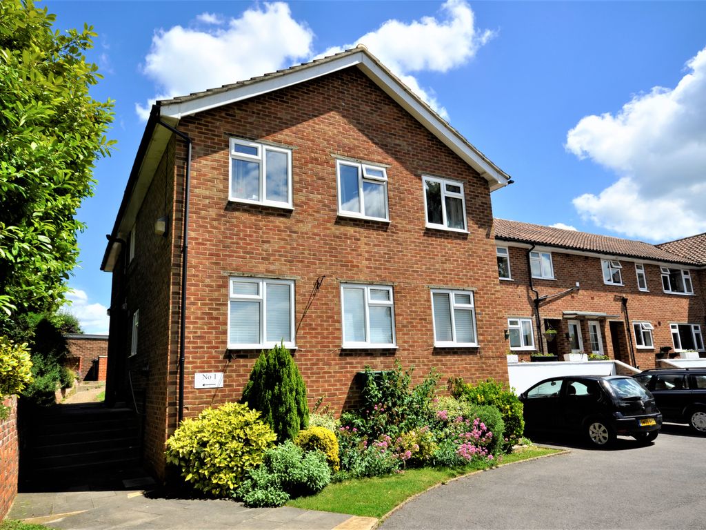 2 bed flat to rent in Frith Hill Road, Godalming GU7 Zoopla