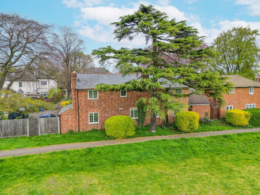 4 bed detached house for sale in Alexandra Road, Farnborough GU14 Zoopla