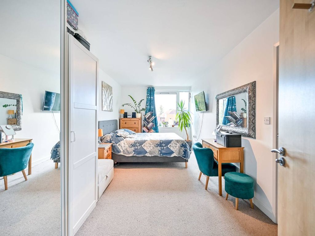 3 bed flat for sale in Union Lane, Isleworth TW7, £190,000 Zoopla