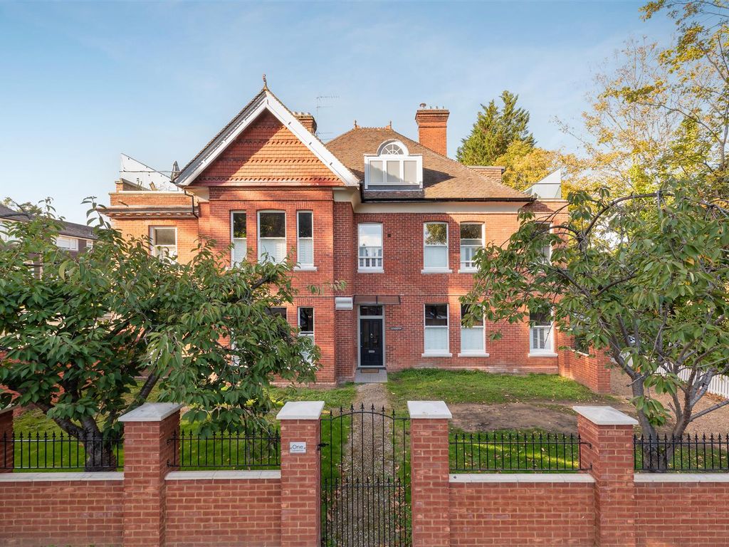 2 bed flat for sale in St. Avenue, Weybridge KT13 Zoopla