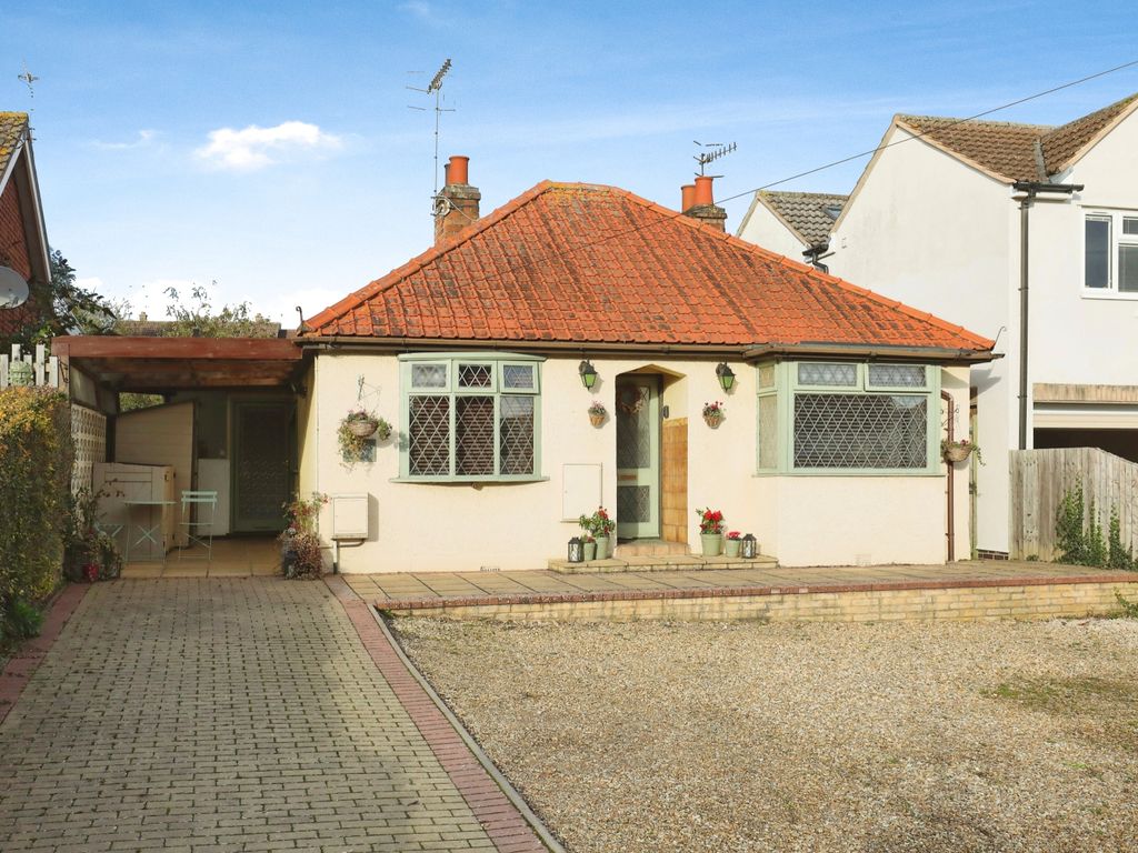 3 bed bungalow for sale in Alcester Road, StratfordUponAvon CV37, £