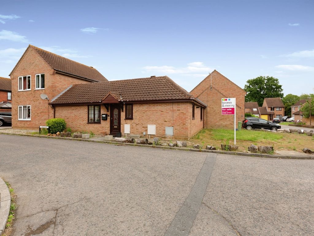 2 bed semidetached bungalow for sale in Maulden Gardens, Giffard Park