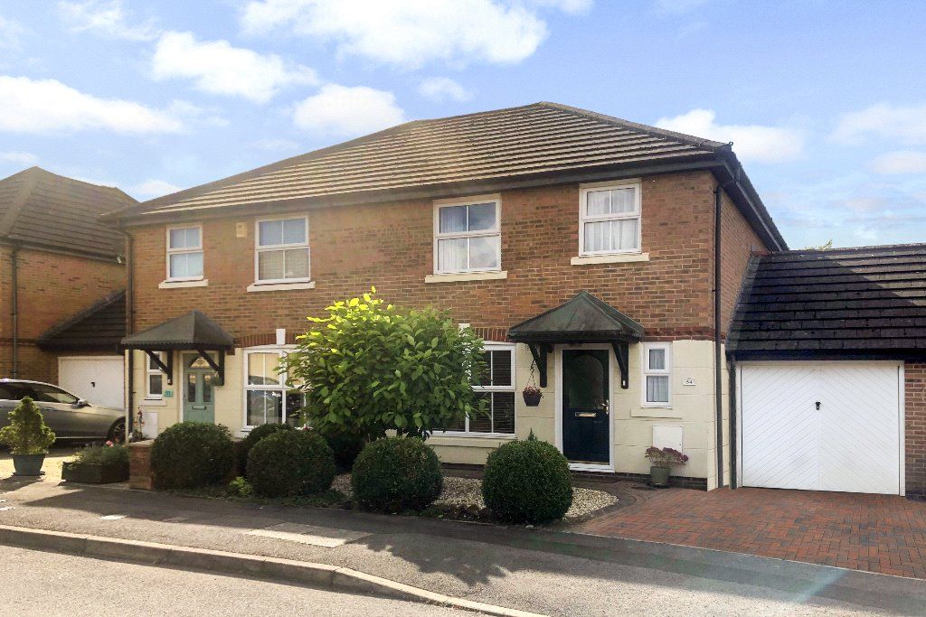 3 bed semidetached house for sale in Pasture Close, Barnfield, Swindon