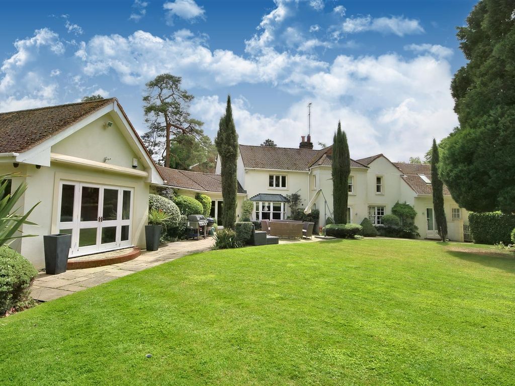 6 bed detached house to rent in Aldenham Road, Letchmore Heath, Watford