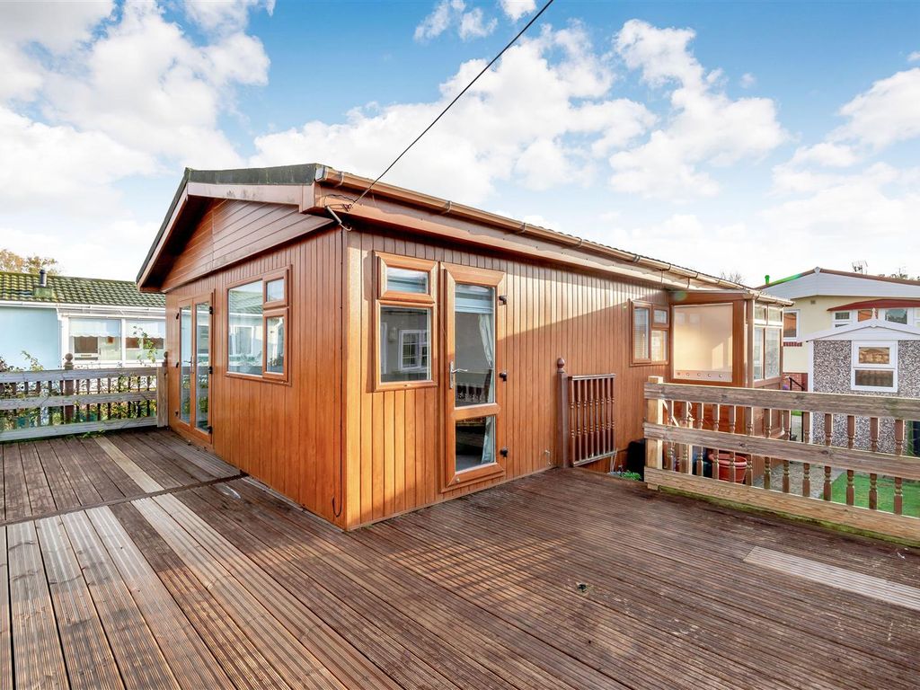 2 bed mobile/park home for sale in Lower Road, East Farleigh, Maidstone