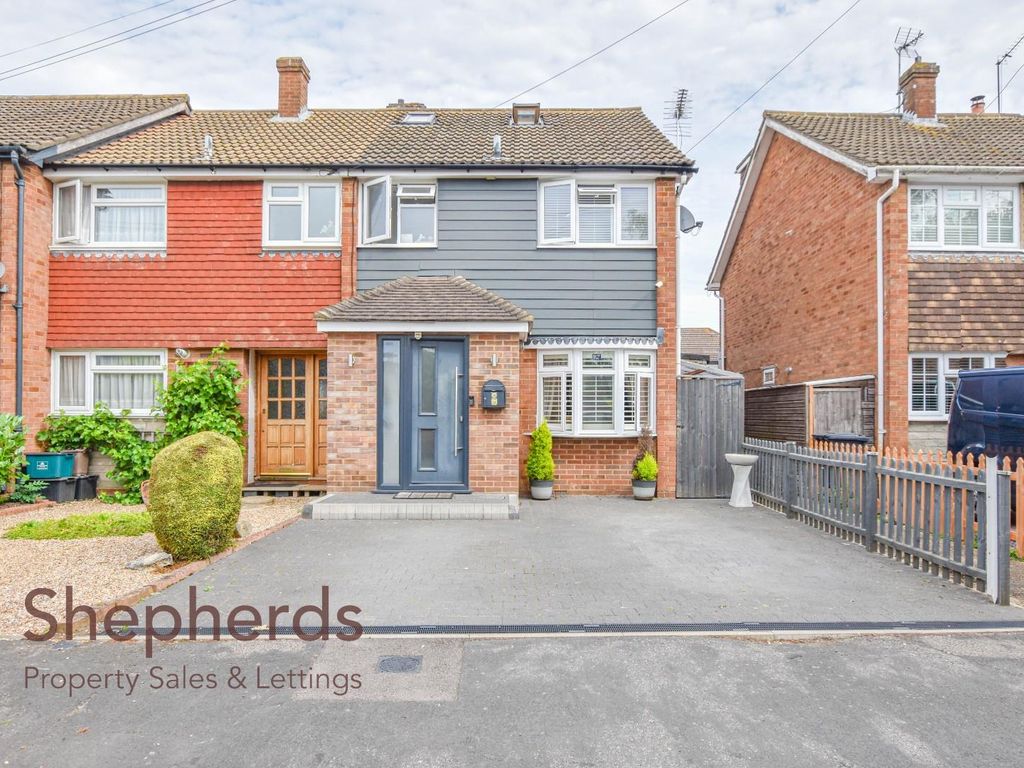 4 bed end terrace house for sale in Wormley Lodge Close, Broxbourne