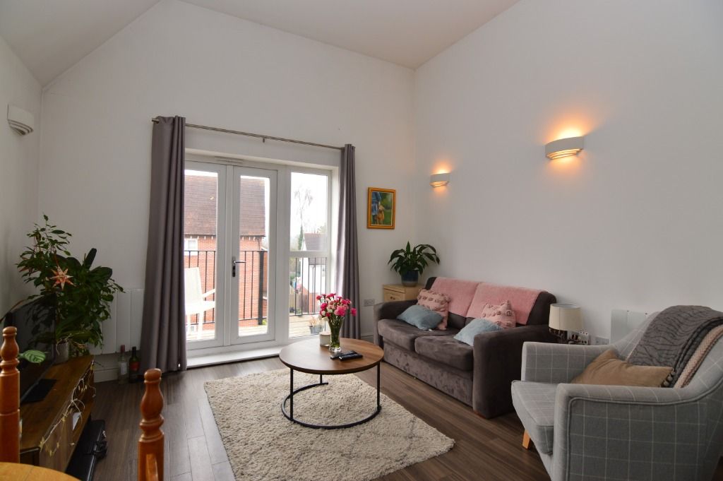 2 bed flat to rent in Outfield Crescent, Wokingham RG40, £1,400 pcm