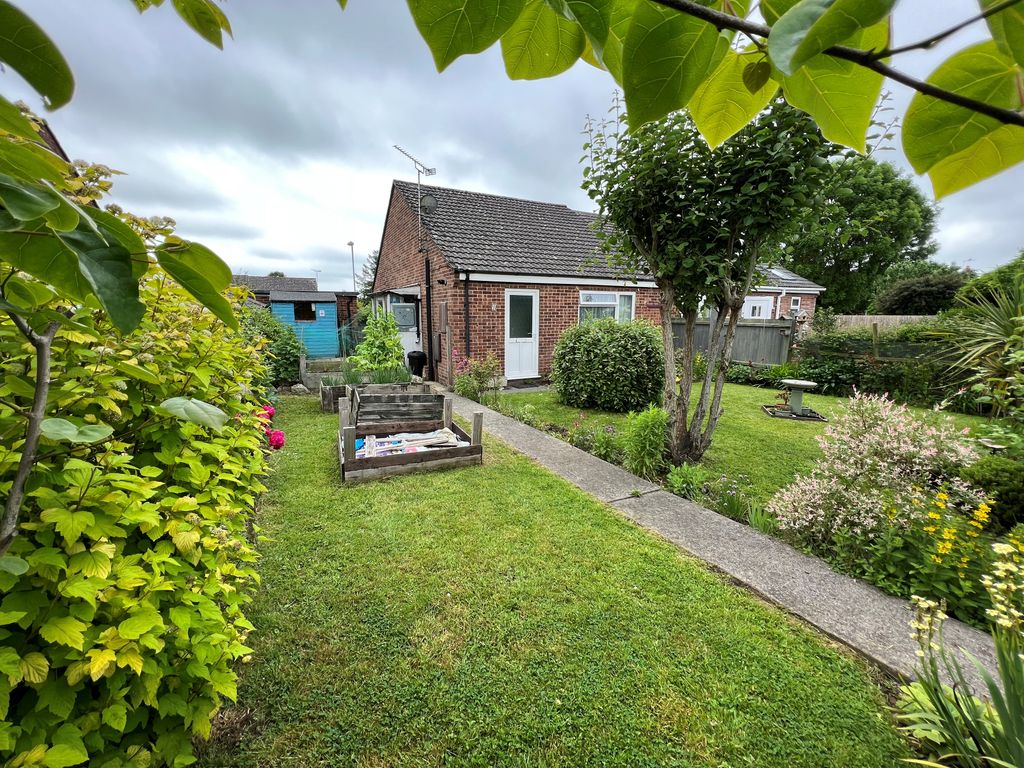 2 bed semi-detached bungalow for sale in somerset close, gillingham sp8
